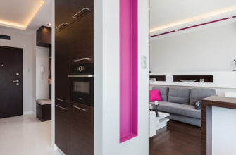 Светлая гостиная холл белые стены коричневый розовый серый