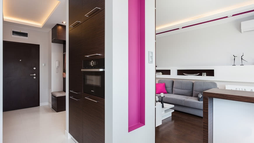 Светлая гостиная холл белые стены коричневый розовый серый
