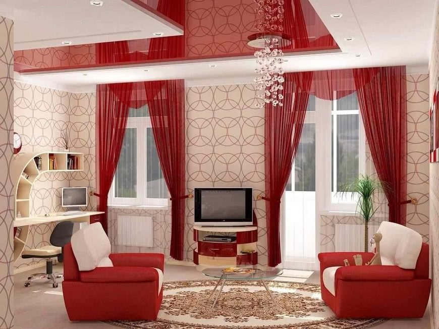 Гостиная красные шторы кресла разноцветный потолок светлые стены пол