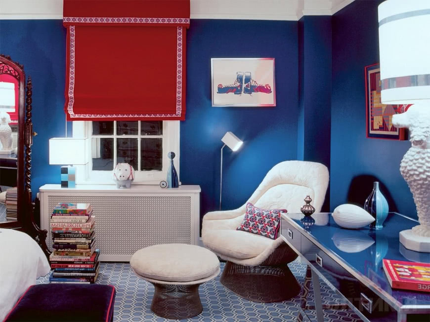 Гостиная синие стены белое кресло кровать серый пол красная стена