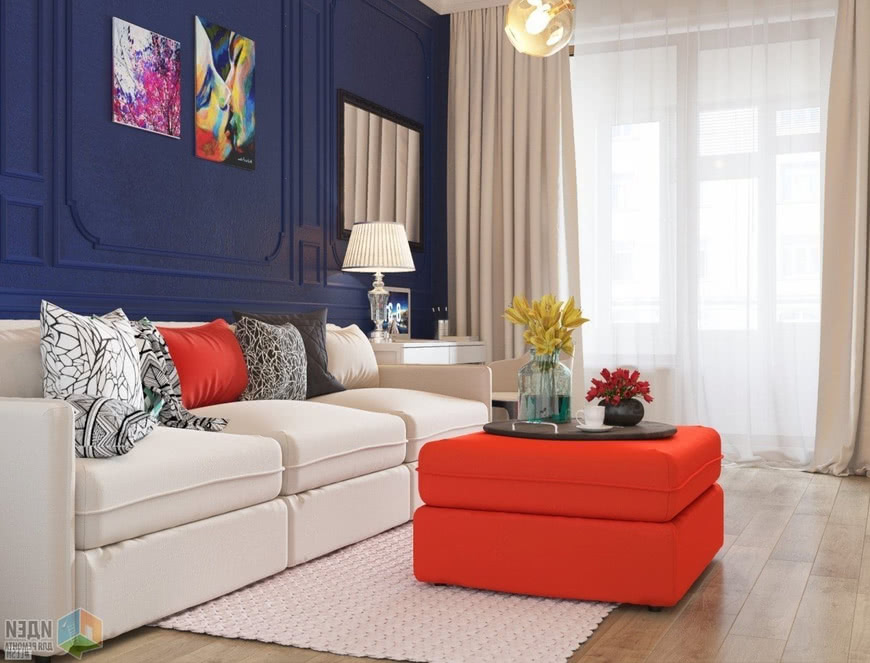 Гостиная светлый диван красный столик подушечка синяя стена шторы беж коврик