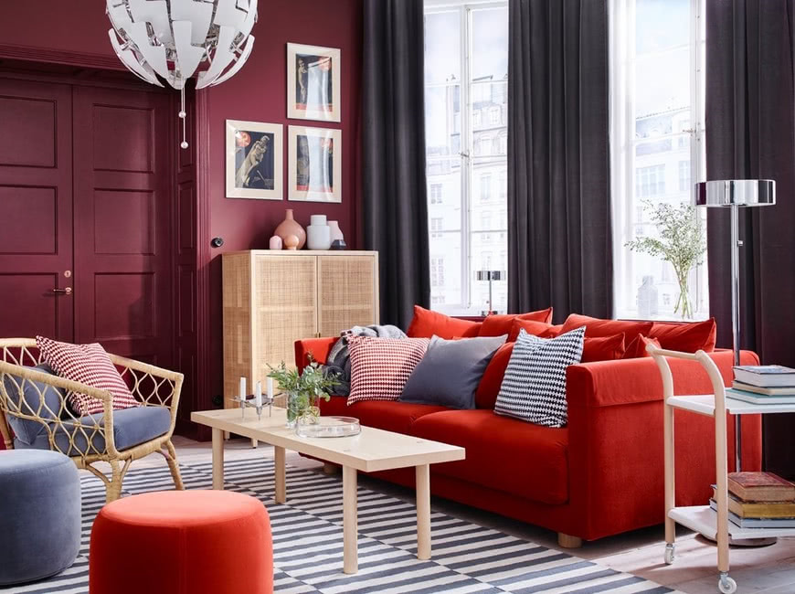 Гостиная темные шторы красный диван пуфик бордовая стена столик