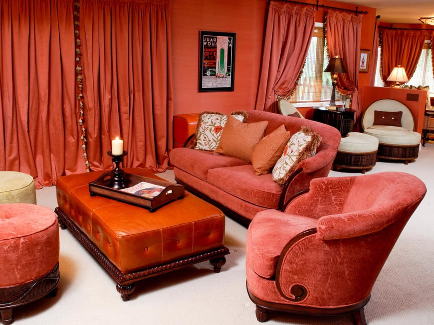 Красная гостиная мебель шторы стены белый пол