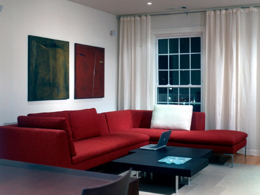 Красный диван бежевые шторы белый потолок зеленый столик
