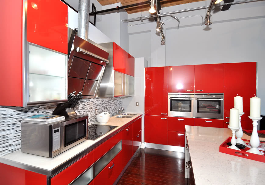 Кухня в красном цвете белые стены коричневый пол белая столешница