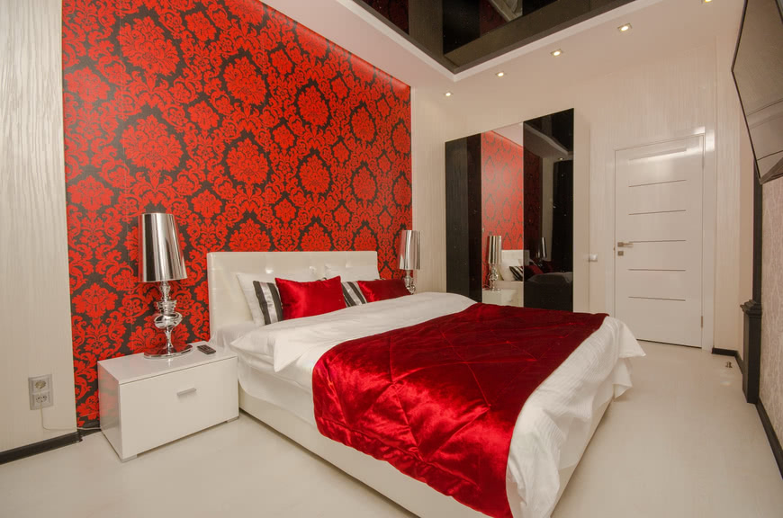 Спальня красная стена покрывало бежевый интерьер