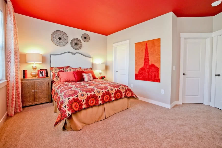 Спальня красный потолок картина покрывало занавески белые двери