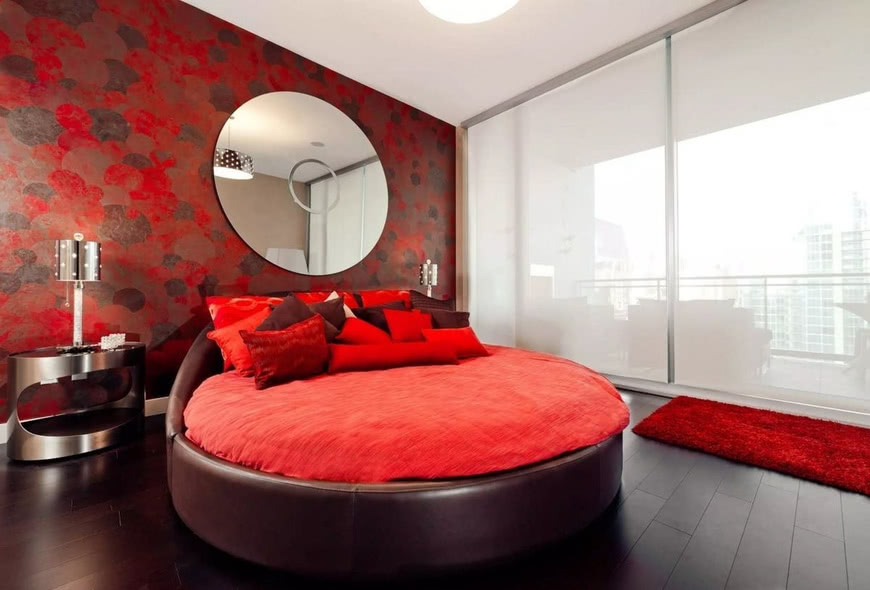 Спальня круглая кровать красная стена покрывало белый потолок темный пол