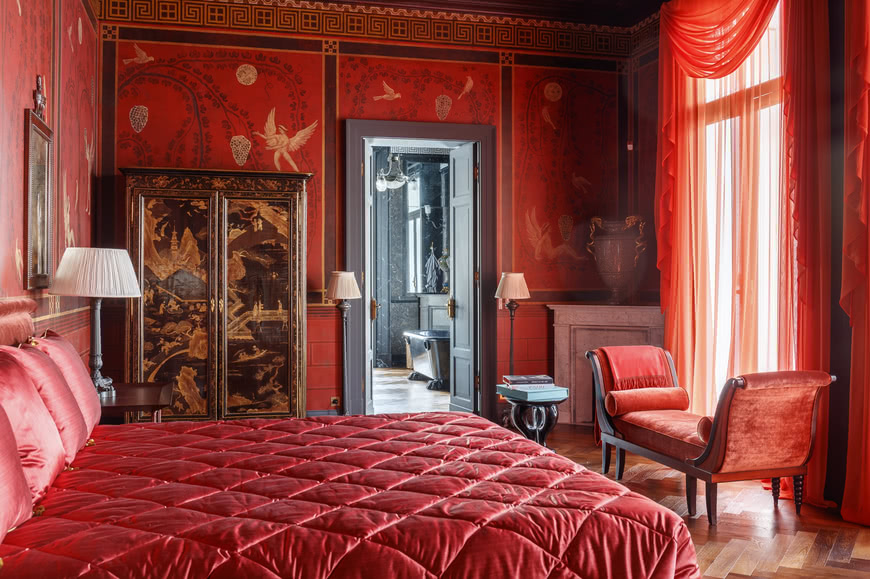 Спальня в красном цвете диван стены шторы светлый пол