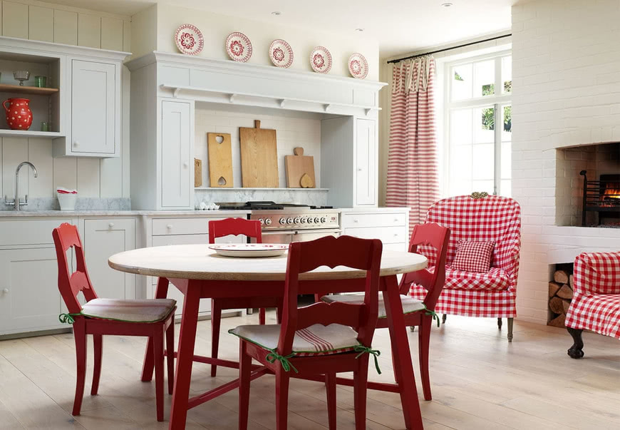 Светлая кухня красные стулья кресла шторы белый потолок светлый пол