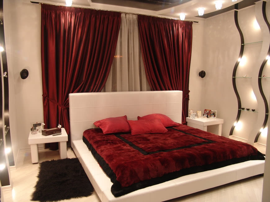 Светлая спальня красные шторы покрывало подушки яркие софиты