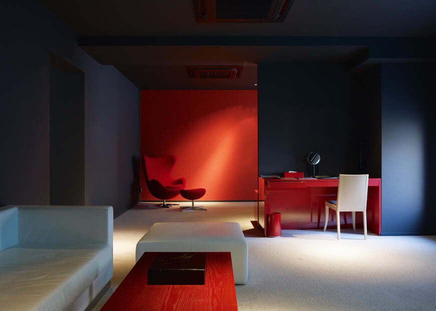 Темная гостиная красная стена стол белый пол черный потолок