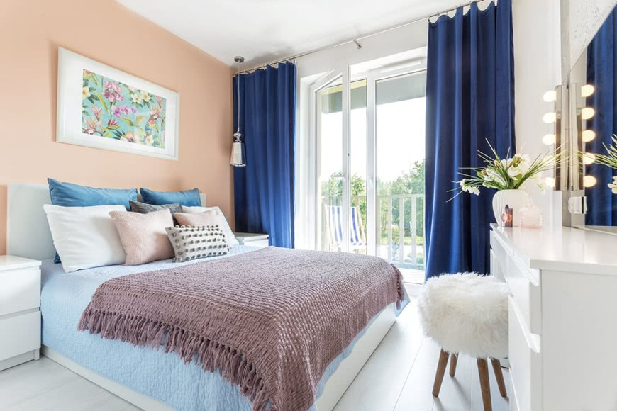 Светлая спальня розовая стена синие шторы
