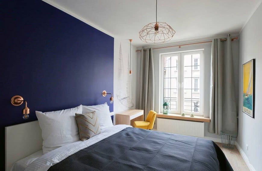 Светлая спальня синяя стена серые шторы