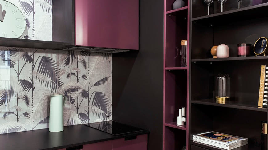 Кухня темный дизайн фиолетовая мебель