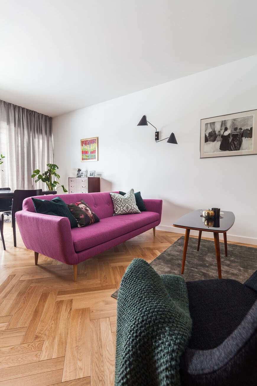 Светлая гостиная темная и фиолетовая мебель