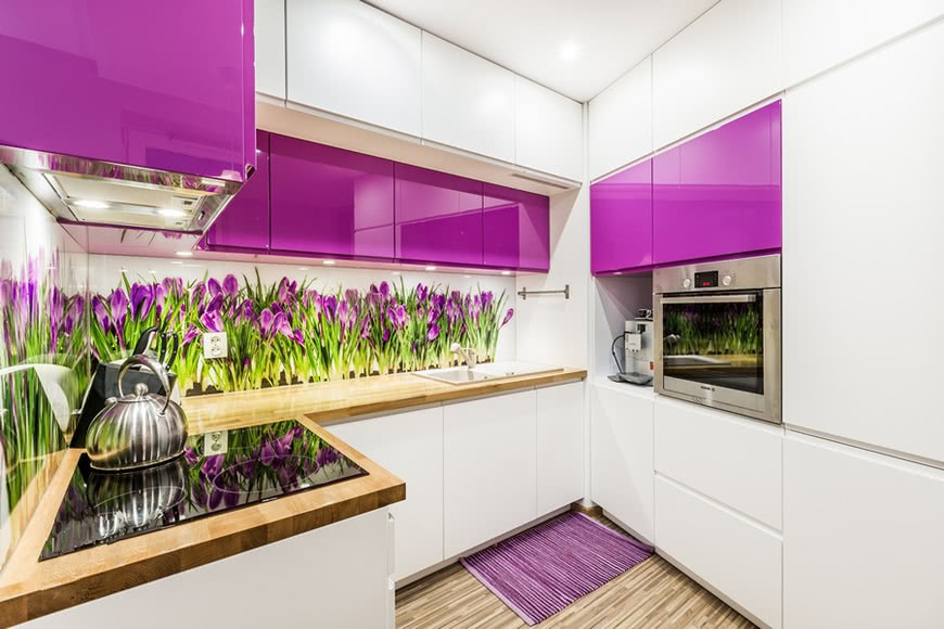 Светлая кухня фиолетовые оттенки на мебели цветы коврик