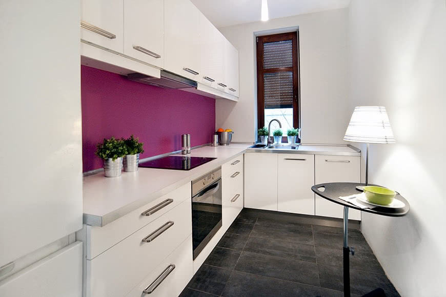 Светлая кухня темный пол фиолетовая рабочая стена