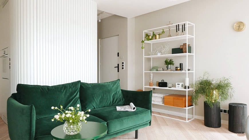 Бежевая гостиная зелёный диван разноцветные аксессуары