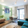 Гостиная светлый интерьер зеленый диван стены
