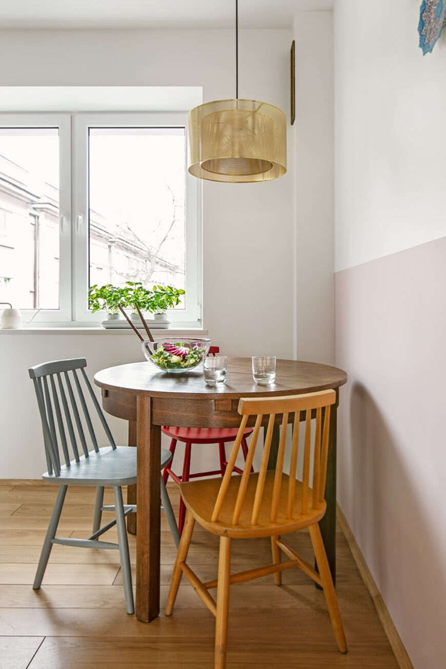 Светлая кухня стены деревянные стулья стол