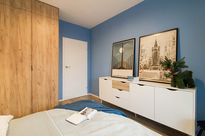 Светлая спальня синие стены шкаф