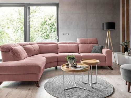 пастельно-розовый диван серые стены