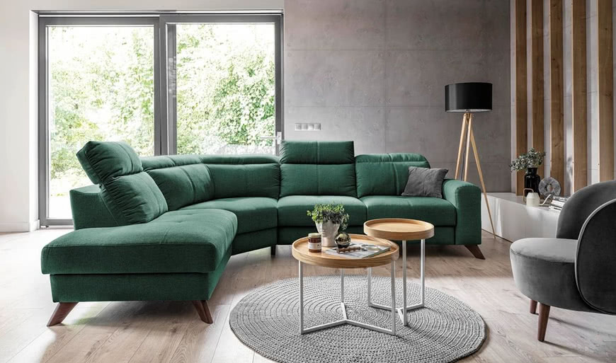 зеленый диван серое кресло серые стены