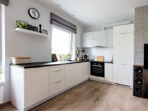 белая кухня и черная столешница минималист стиль деревянный пол