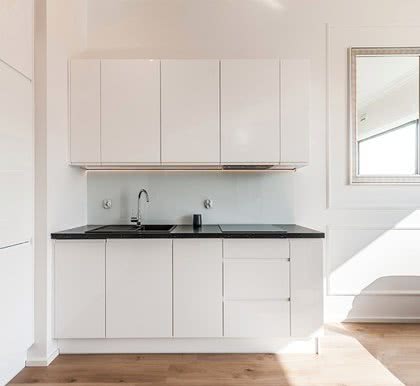 белая кухня и черная столешница минималист стиль