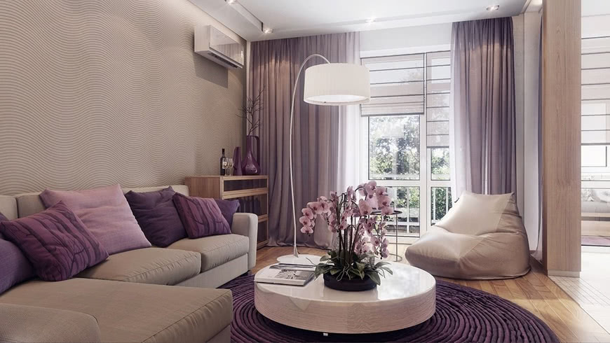 Гостиная пудровая мягкая мебель фиолетовые шторы подушки белый потолок бежевый пол