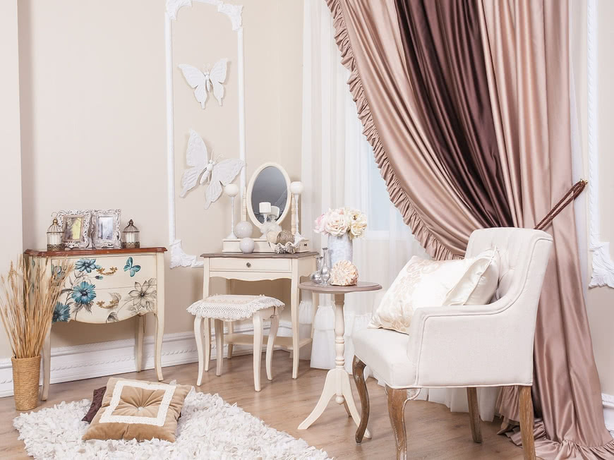 Гостиная пудровые шторы белое кресло коврик зеркало бежевые стены пол
