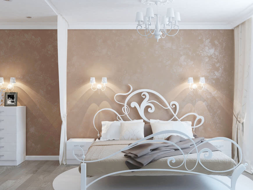 Спальня белые подушки шкафчик потолок пудровые стены серый пол
