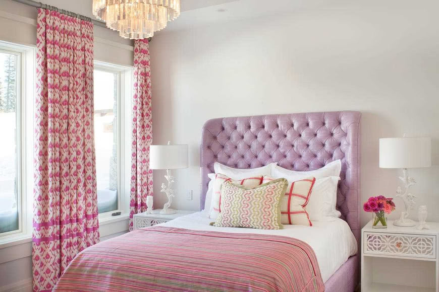 Спальня розовые занавески пудровое изголовье плед белые стены окна цветок лампа