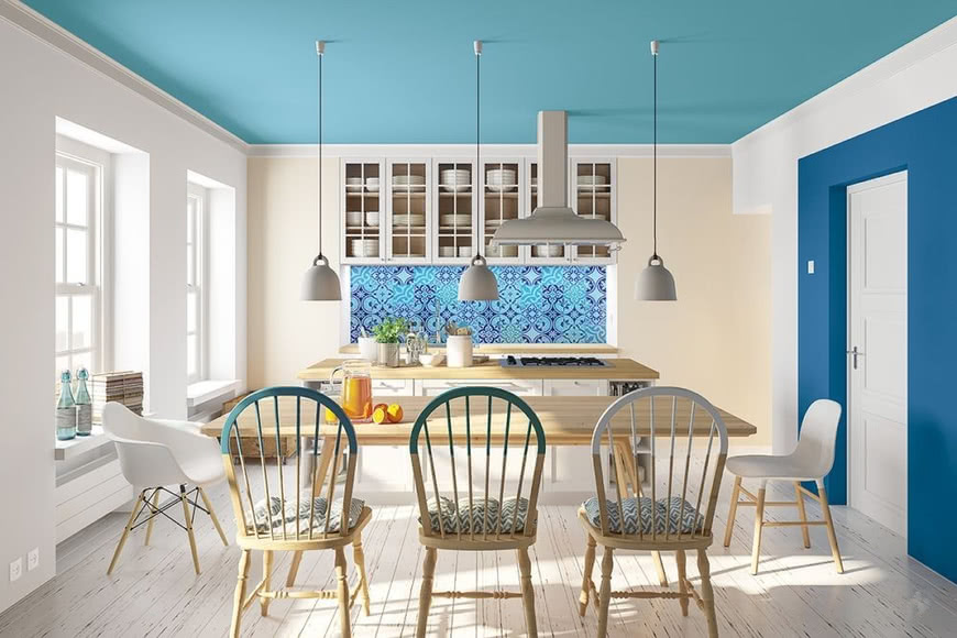 кухня светлый дизайн синий потолок светлые аксессуары