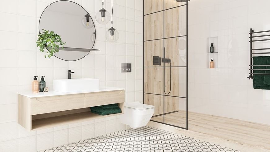 Белая ванная комната и мозаика на полу