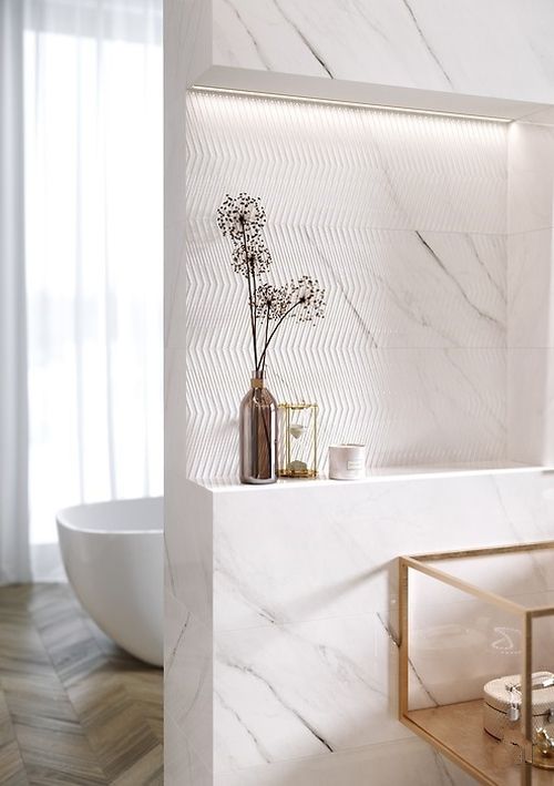 белая ванная комната с мраморной плиткой