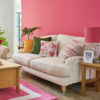 Светлая гостиная розовые стены белый диван цветные аксессуары