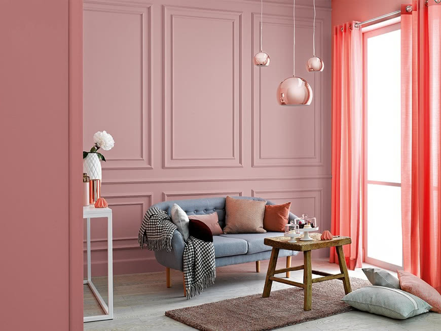 Светлая гостиная розовый цвет стены шторы цветные аксессуары