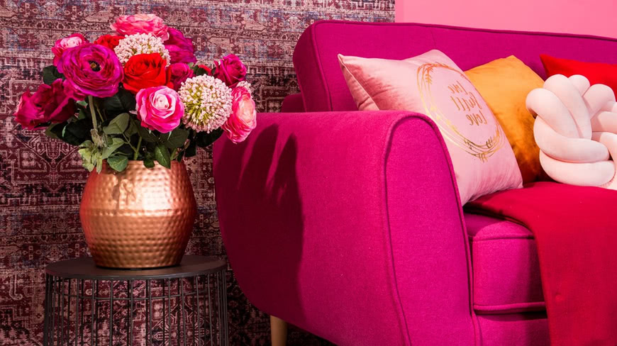 Светлая гостиная розовый диван стена цветы