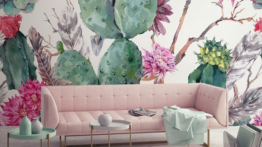 Светлая гостиная розовый диван цветная стена