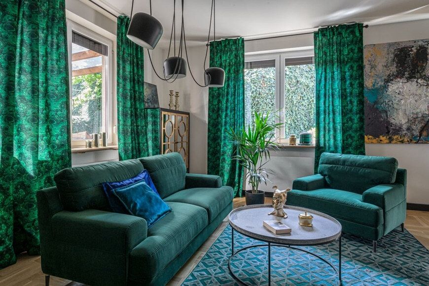 Гостиная. Зеленые шторы, мебель. Синий коврик