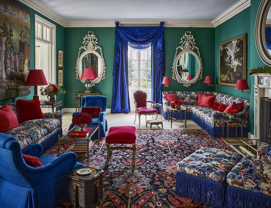 Большая гостиная. Синяя мебель, шторы. Зеленые стены. Зеркала, картины. Белый потолок