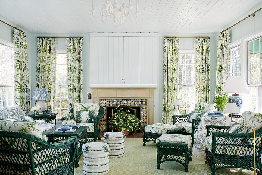 Гостиная. Зеленые кресла, шторы. Белый потолок, пол. Темный камин, мебель