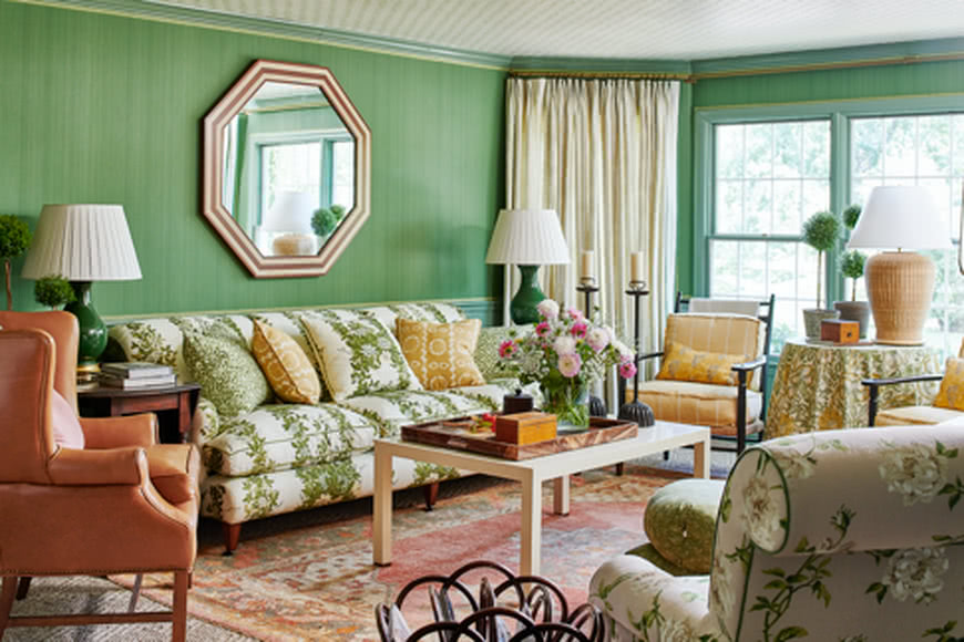 Гостиная. Зеленые стены. Цветной коврик. Белый потолок. Цветной диван