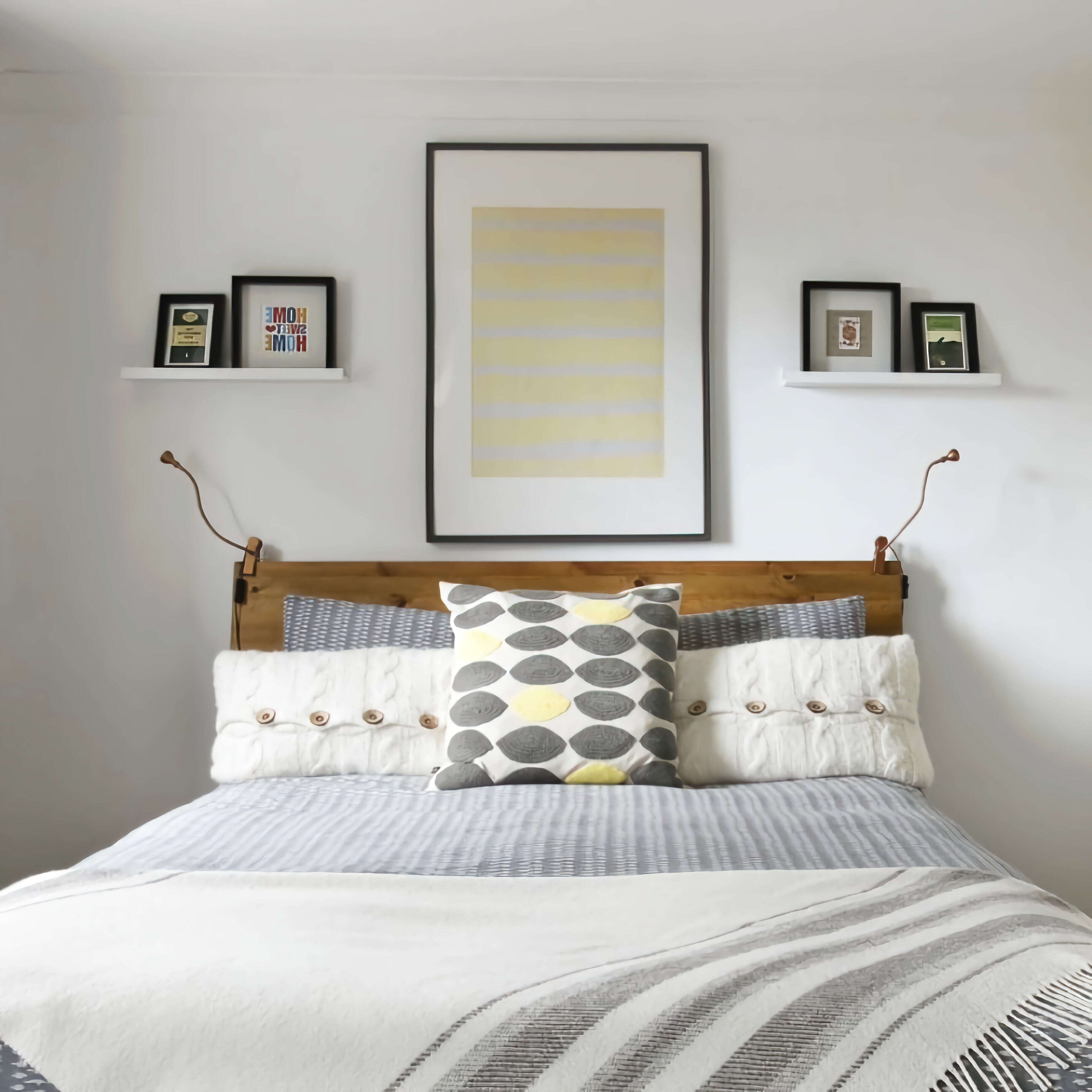 Светлая спальня, белые стены, подушки, коричневая кровать, картина