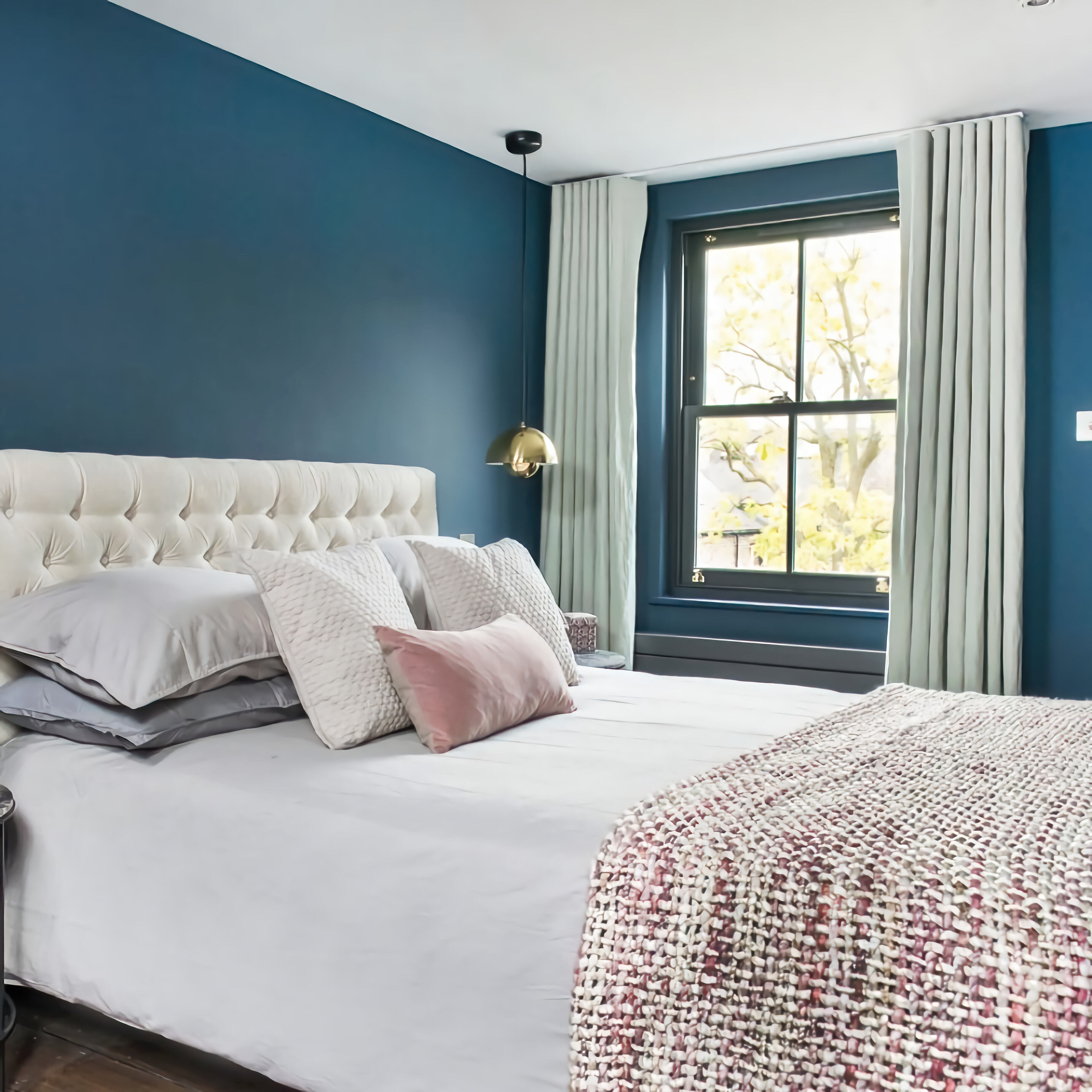 Светлая спальня, голубые стены, окно, белые шторы, потолок, кровать