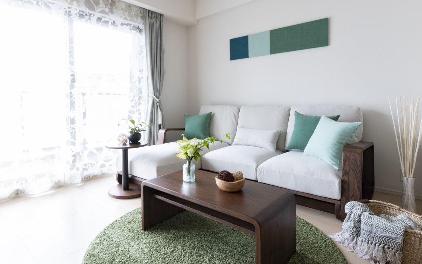 белый диван и зеленый ковер