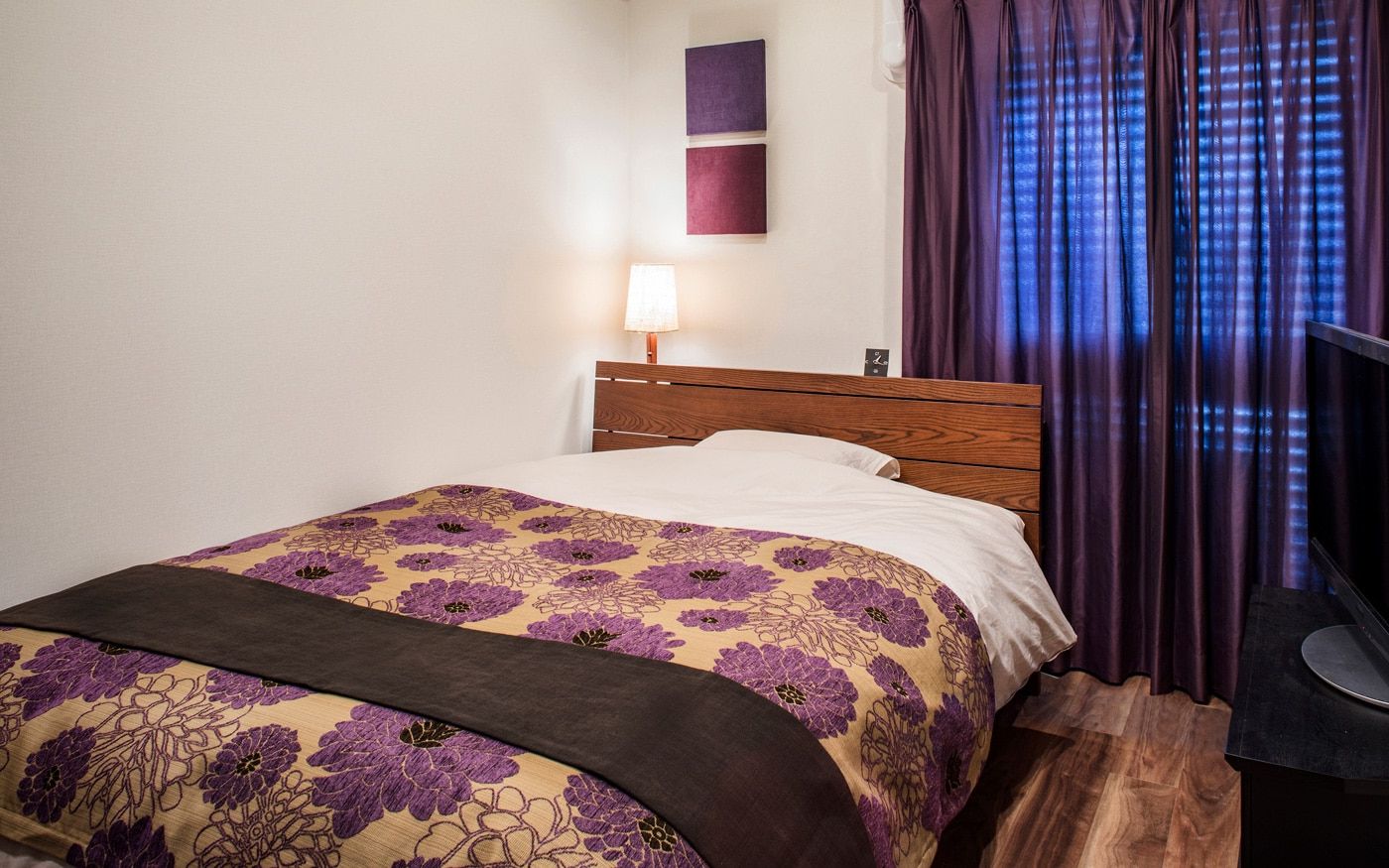 фиолетовые занавески в спальне