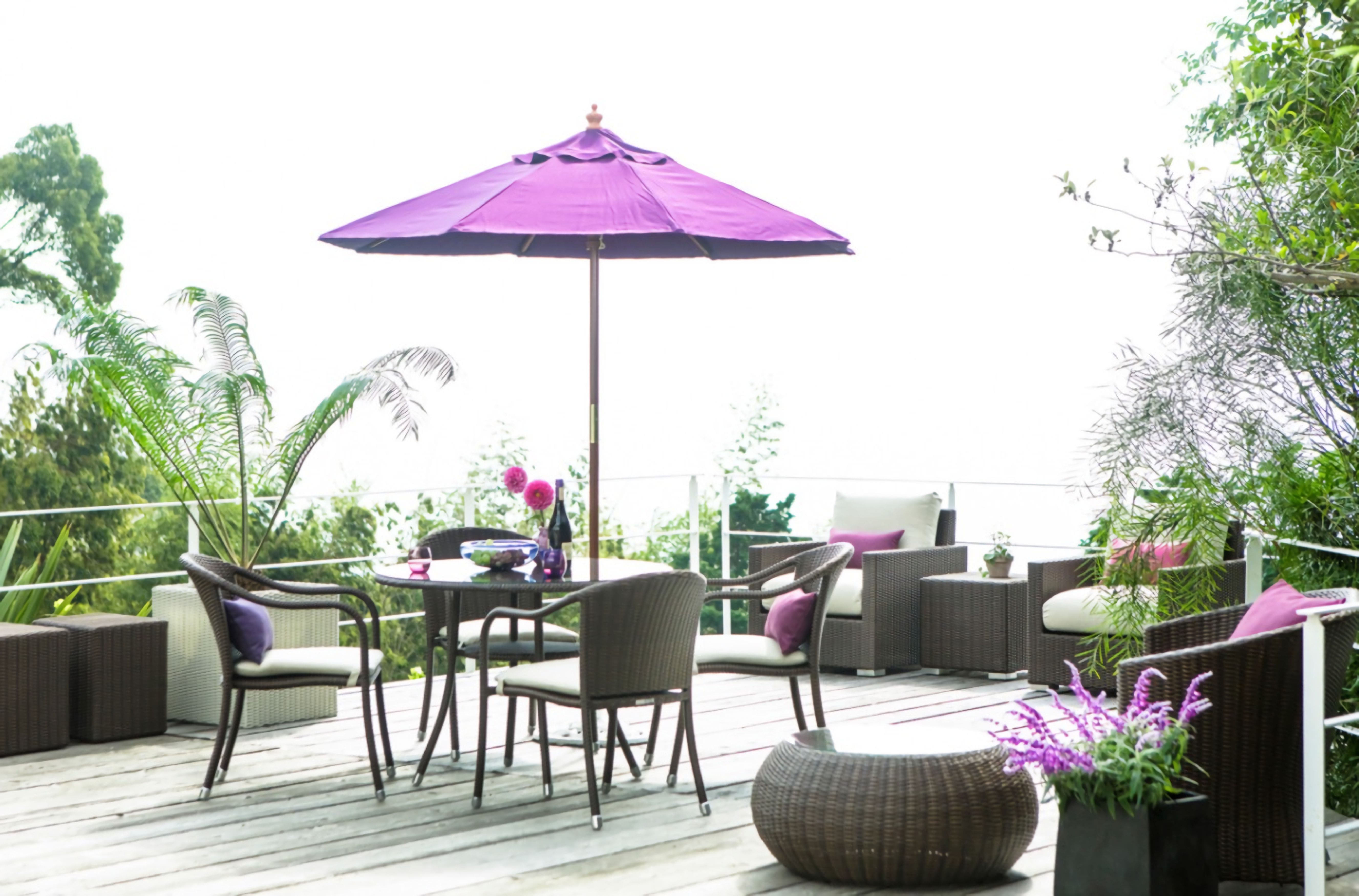 Фиолетовый зонтик на террасе